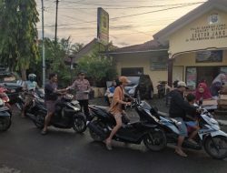 Kapolsek Jangkar dan Bhayangkari Bagikan 500 Takjil kepada Pengguna Jalan