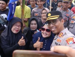 Kawal Aksi Buruh, Kapolres Situbondo Bagikan Air Minum dan Selfie Bareng Emak-Emak