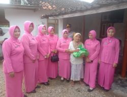 Ketua Bhayangkari Ranting Sapudi Santuni Kaum Dhuafa