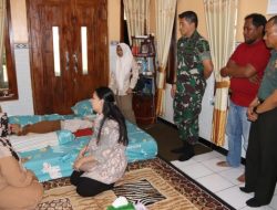 Beri Semangat dan Motivasi, Dandim 0826/Pamekasan Beserta Istri Kunjungi Rumah Anggota Yang Keluarganya Sakit Menahun