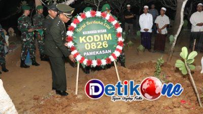 Pemakaman Secara Militer, Anggota Kodim 0826/Pamekasan Dapat Penghormatan Terakhir