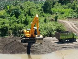 Alat Berat Excavator PT HIP Diduga Lakukan Penambangan Ilegal di Sungai Modo Dua