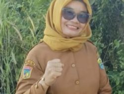 Kades Bokat Empat Ikut Berkebun Kakao Untuk Memotivasi Warganya