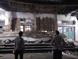 Diduga Bangunan Sudah Tua, Teras Masjid Baiturahman di Desa Brakas, Kecamatan Raas Ambruk