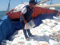 Perahu KLM Sapudi Indah Terdampar di Pulau Sarok, Diduga Tabrak Karang Saat Angkut Beras Bantuan