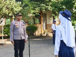Kapolsek Krejengan Jadi Inspektur Upacara di SMPN 2 Krejengan, Ingatkan Siswa Pentingnya Tertib Berlalu Lintas