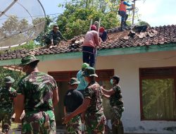Tak Kenal Lelah, Anggota Kodim 0827 Sumenep Bantu Korban Gempa Sapudi