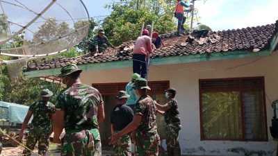 Tak Kenal Lelah, Anggota Kodim 0827 Sumenep Bantu Korban Gempa Sapudi