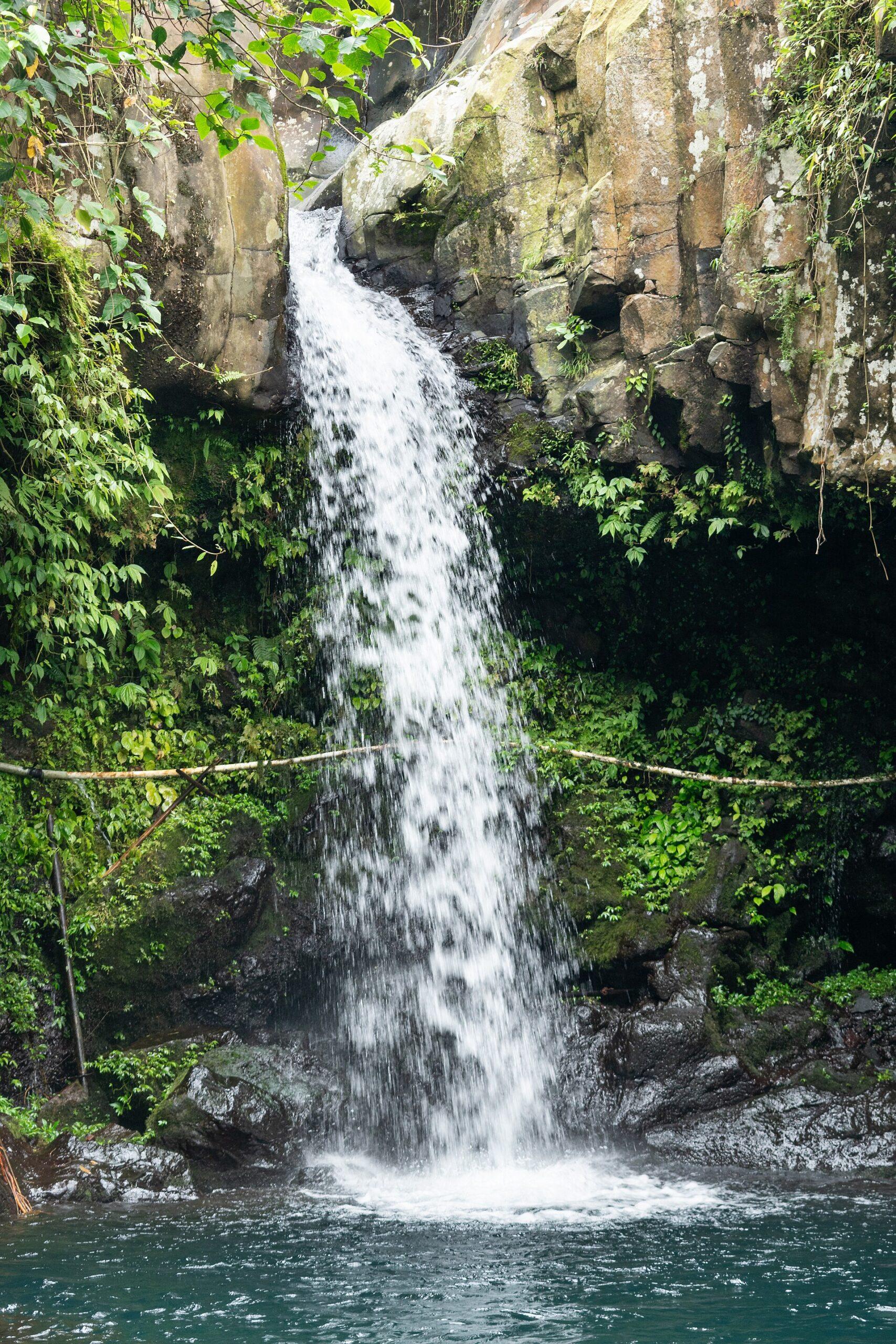 Jembatan dan aliran air di area Baturraden Purwokerto