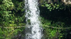 Jembatan dan aliran air di area Baturraden Purwokerto