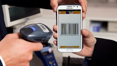 Ilustrasi transaksi top up digital aman menggunakan kode pembayaran di ponsel.