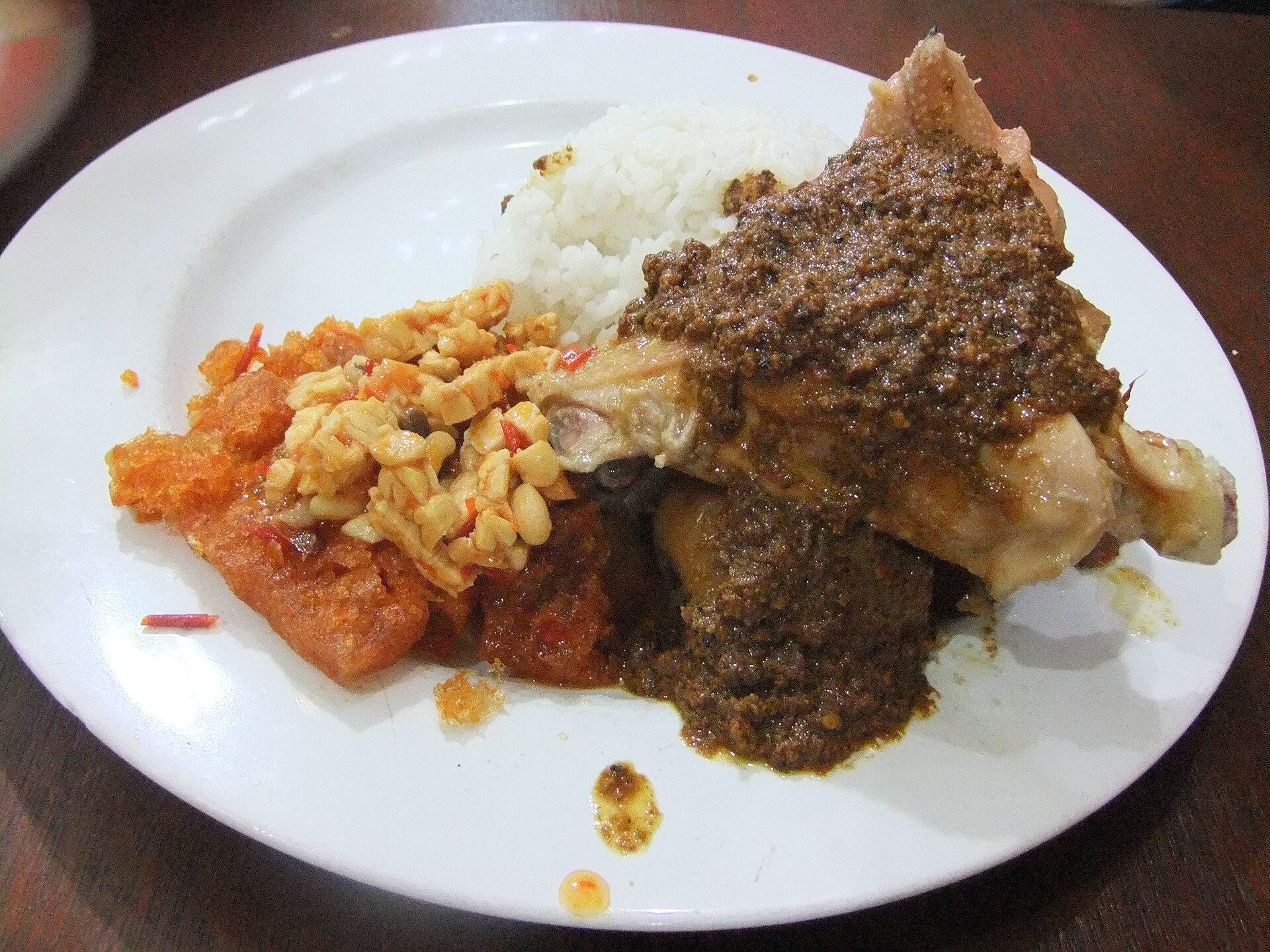 piring gudeg ayam di kawasan Yogyakarta