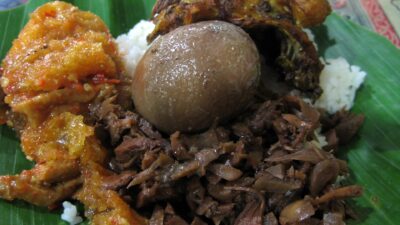 menu gudeg komplet khas Yogyakarta dengan nasi, ayam, telur, dan krecek