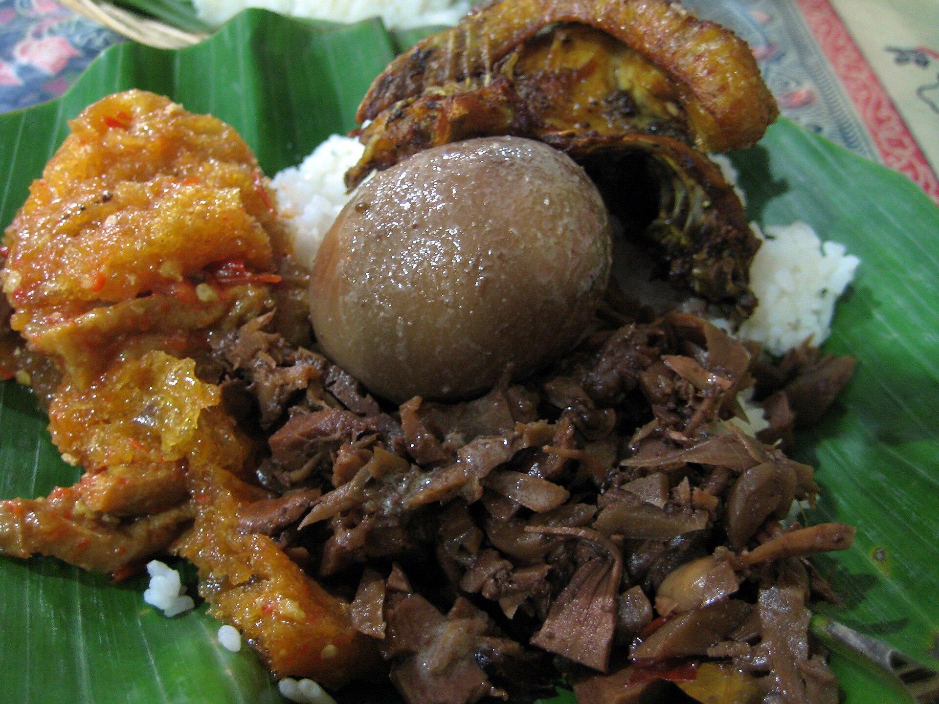 menu gudeg komplet khas Yogyakarta dengan nasi, ayam, telur, dan krecek