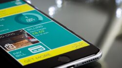 Ilustrasi aplikasi keuangan digital di smartphone