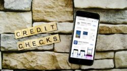 Ilustrasi smartphone menampilkan aplikasi pengecekan skor kredit