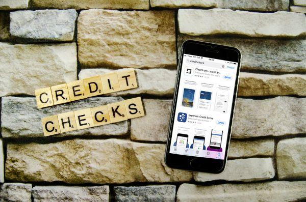 Ilustrasi smartphone menampilkan aplikasi pengecekan skor kredit