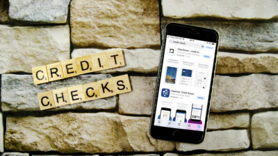 Ilustrasi pengecekan kredit lewat aplikasi di ponsel.