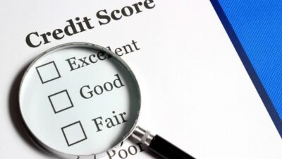 Ilustrasi pengecekan skor kredit dan evaluasi pengajuan pinjaman online