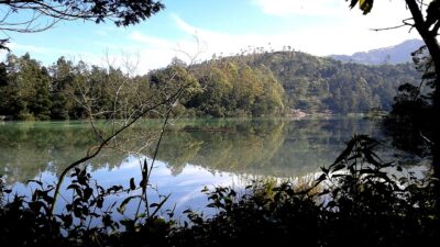 Telaga Warna di Dieng sebagai salah satu spot utama dalam itinerary sehari