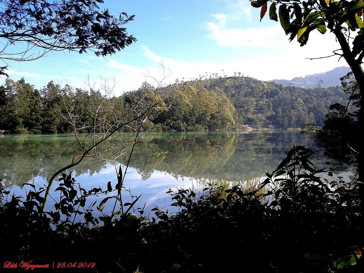 Telaga Warna di Dieng sebagai salah satu spot utama dalam itinerary sehari