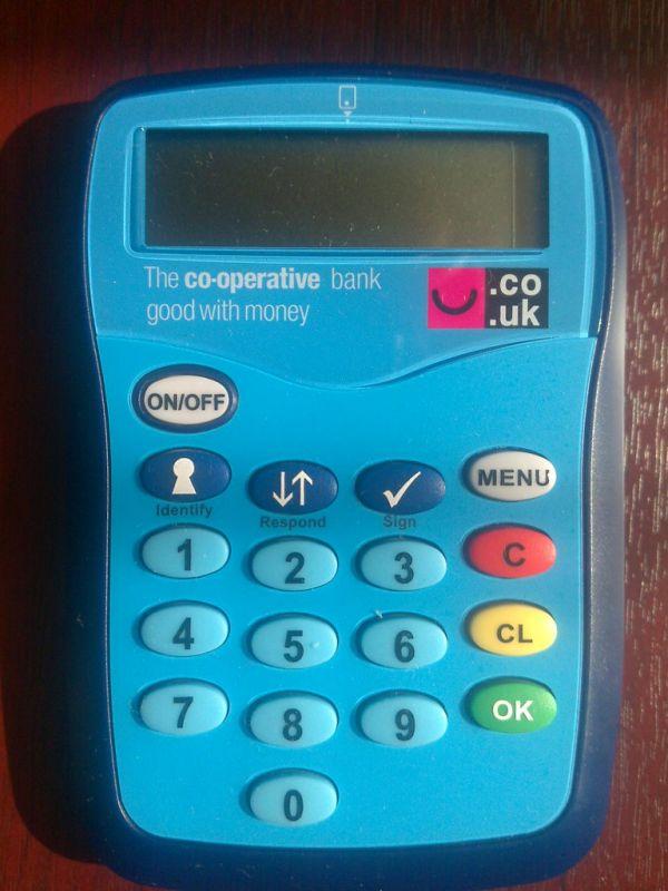 Perangkat autentikasi keamanan transaksi digital untuk verifikasi akun keuangan