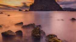 Wisata Banyuwangi Sehari: Rute Kawah Wurung, Djawatan, hingga Senja di Pulau Merah