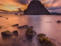 Wisata Banyuwangi Sehari: Rute Kawah Wurung, Djawatan, hingga Senja di Pulau Merah