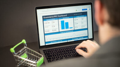 Tampilan dashboard analitik di laptop untuk evaluasi keamanan dan performa panel digital