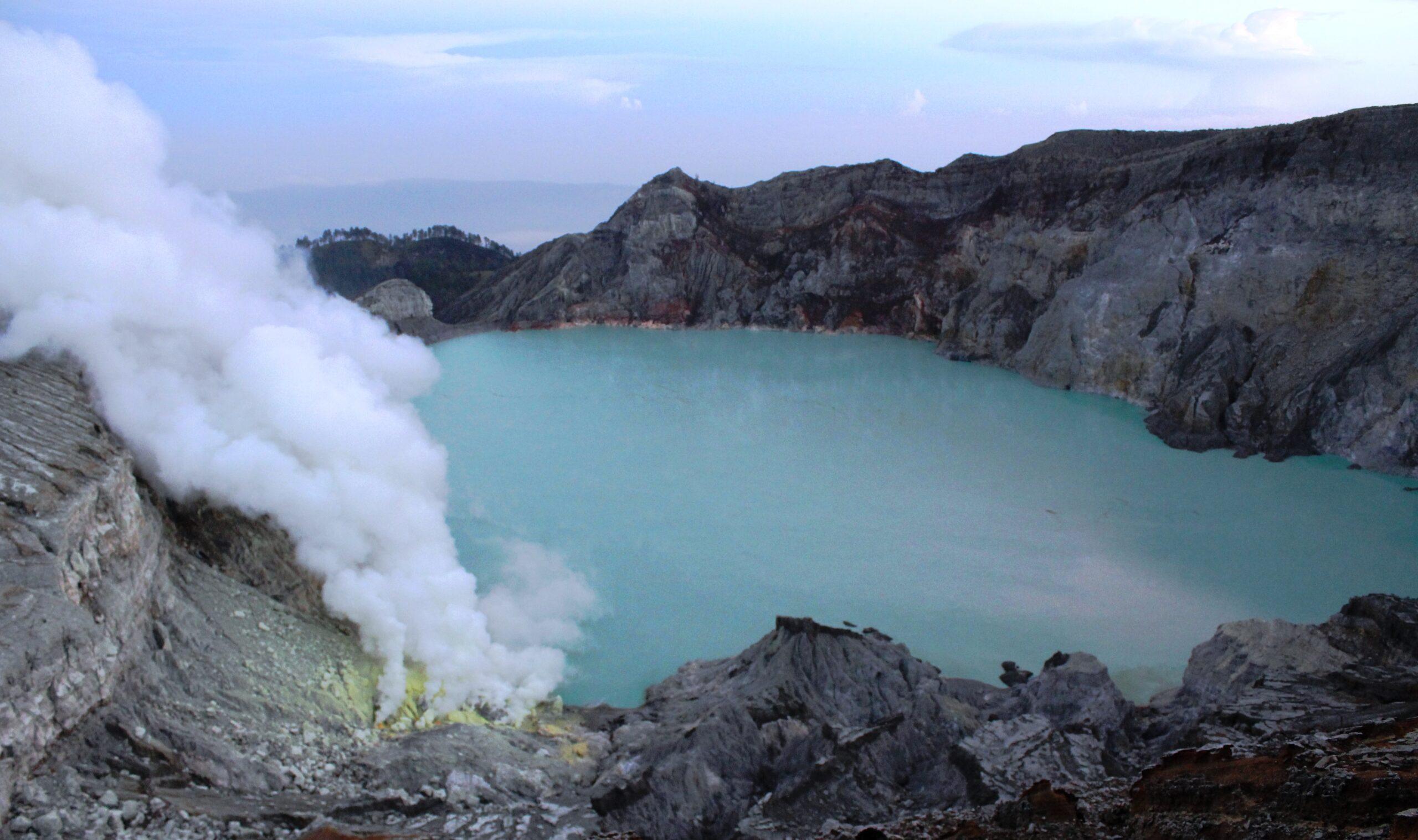 Pemandangan danau belerang Kawah Ijen dari jalur pendakian