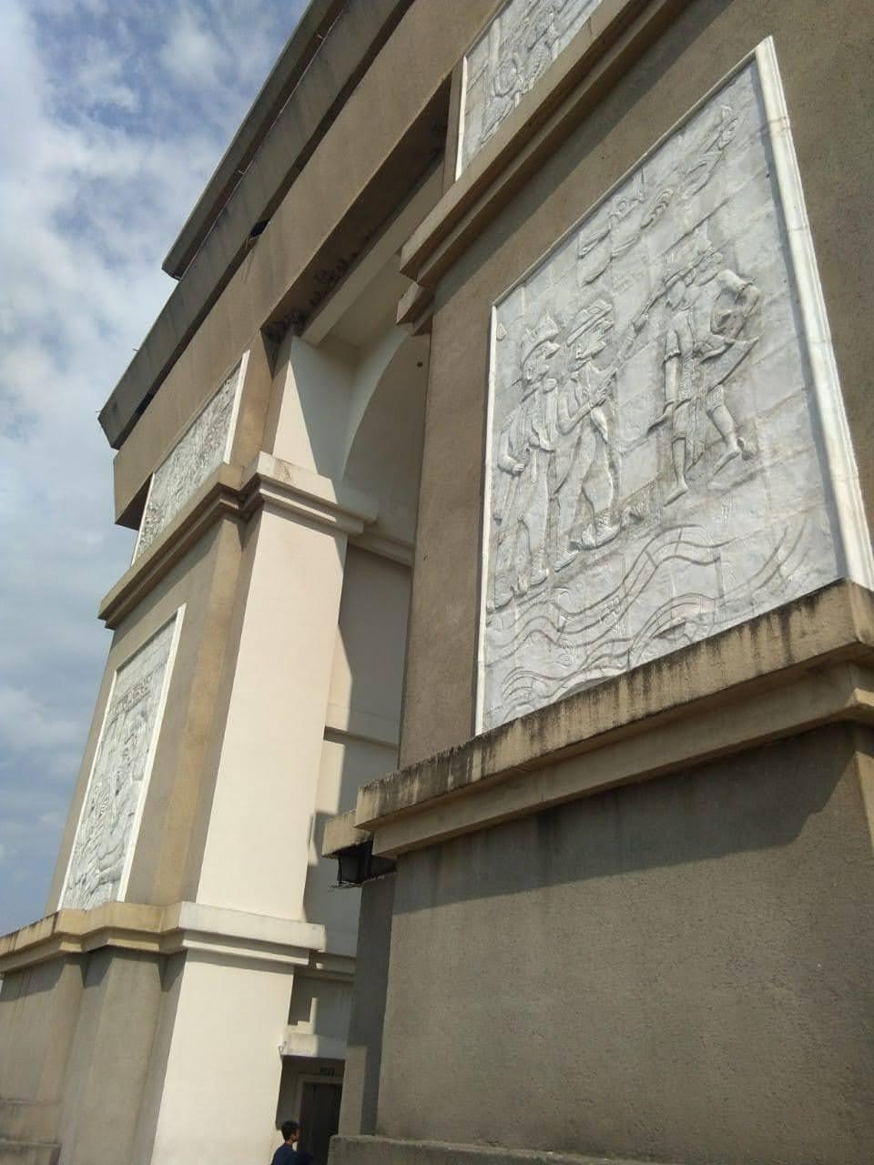 Monumen Simpang Lima Gumul Kediri pada siang hari