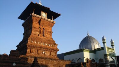 Menara Kudus pada pagi hari sebagai titik awal rute sarapan di kawasan kota lama Kudus