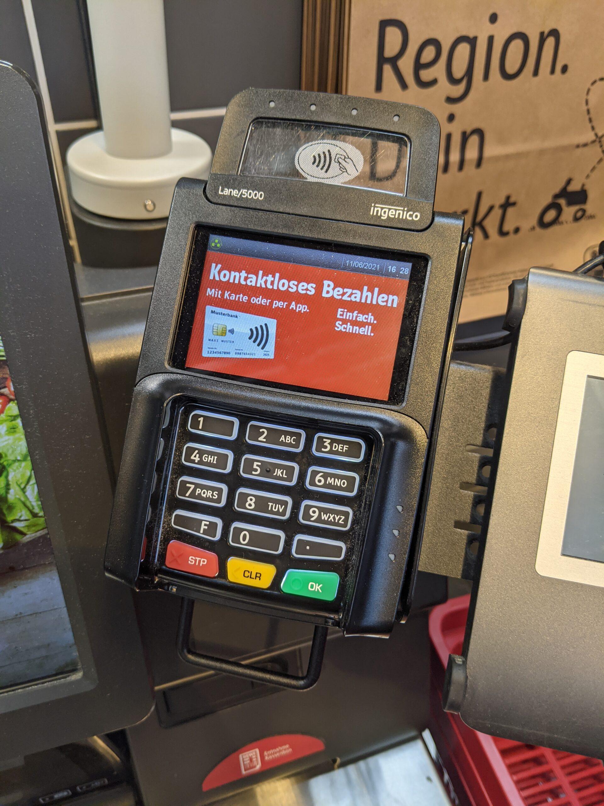 Mesin EDC di meja kasir swalayan untuk transaksi nontunai