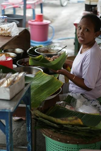 Suasana sarapan pecel di Madiun pada pagi hari