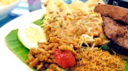 Sepiring pecel Madiun lengkap untuk sarapan pagi