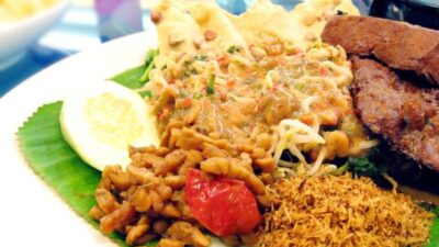 Sepiring pecel Madiun lengkap untuk sarapan pagi