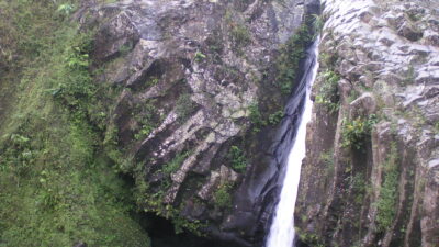 Lanskap air terjun Baturaden untuk wisata alam keluarga
