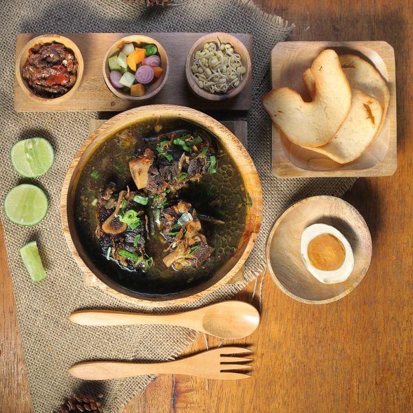 Semangkuk rawon Jawa Timur untuk makan siang