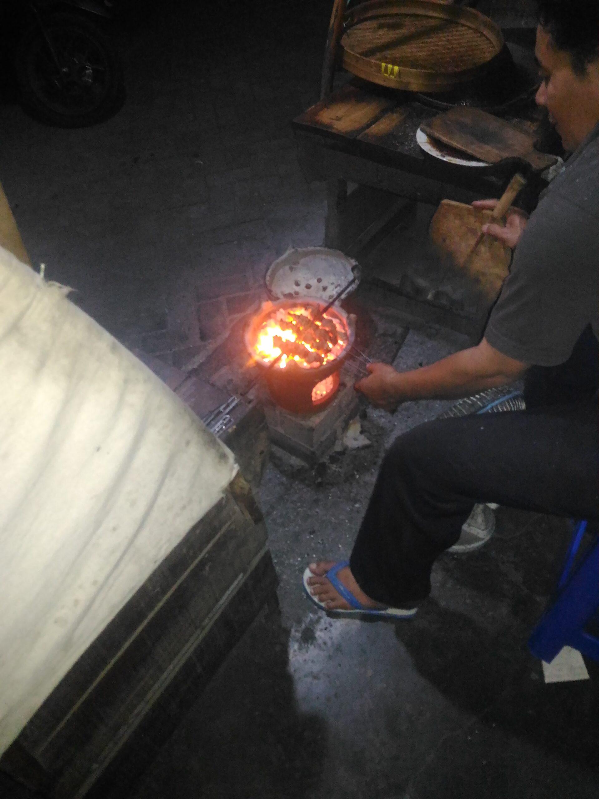 Proses pembakaran sate klathak di tungku arang