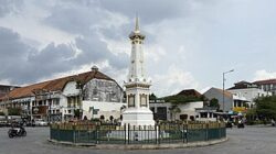 Rute Sarapan Gudeg Wijilan lalu Jalan Kaki Pagi di Titik Nol Yogyakarta