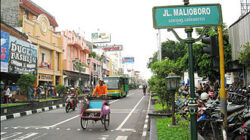 Rute Sarapan Gudeg Wijilan lalu Jalan Kaki Pagi di Titik Nol Yogyakarta